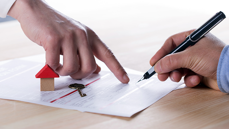 pessoa a apontar para contrato de arrendamento