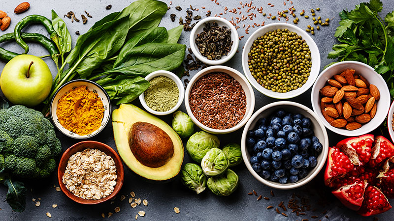 Conjunto de superalimentos: abacate, açaí, bagas de góji, cacau, espirilina, gengibre, sementes de chia, sementes de linhaça