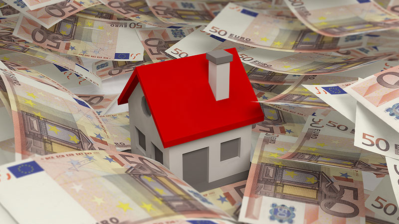 casa em formato de brinquedo, rodeada por notas de 50 euros