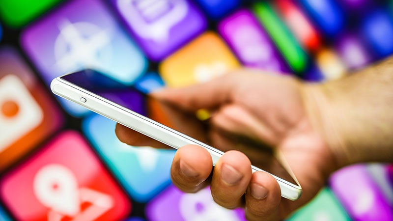 Homem a segurar telemóvel