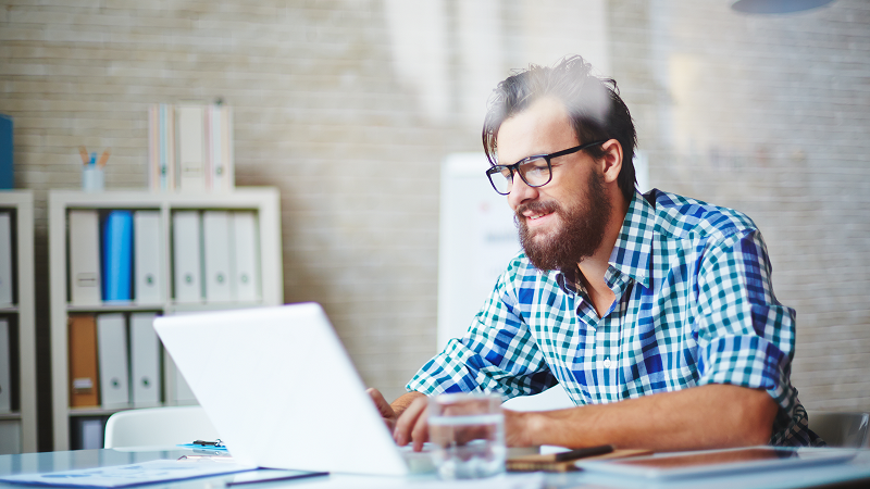 homem a validar as faturas de 2018 no site das finanças