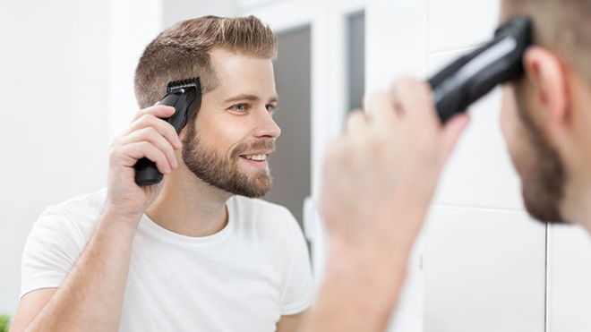 homem a cortar o cabelo com máquina