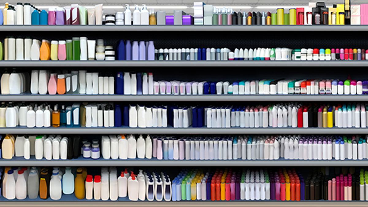 Prateleiras de supermercados com vários tipos de pordutos cosméticos