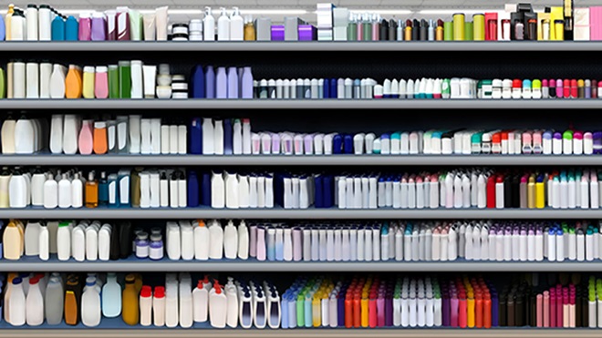 Prateleiras de supermercados com vários tipos de pordutos cosméticos