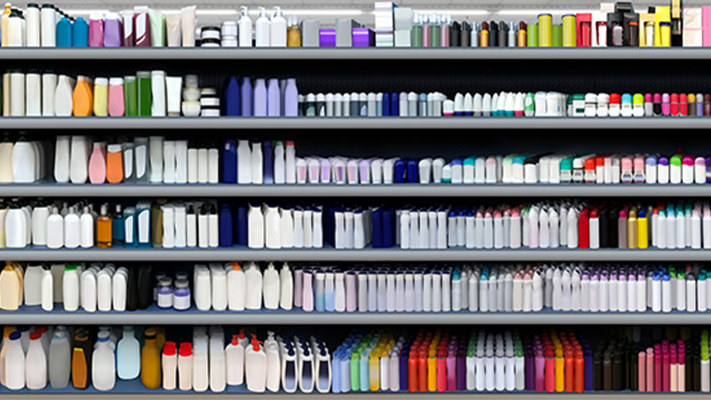 Prateleiras de supermercados com vários tipos de pordutos cosméticos