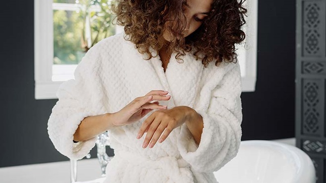 Mulher a experimentr creme na mão