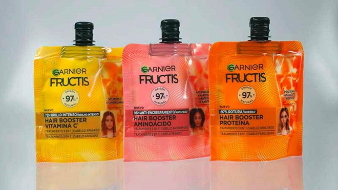 Três embalagens de cores diferentes de Fructis Hair Booster