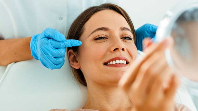 Mulher no consultório a ver-se ao espelho