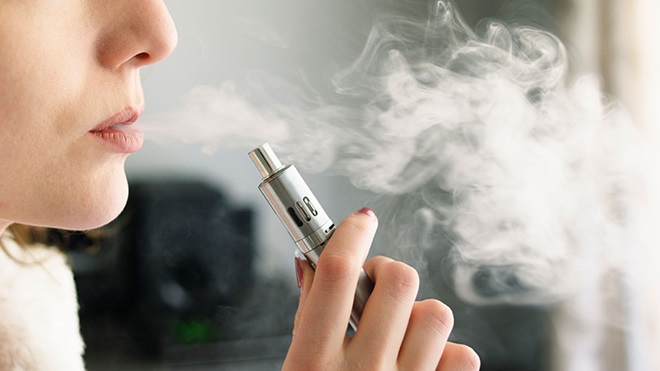 mulher a fumar cigarro eletrónico