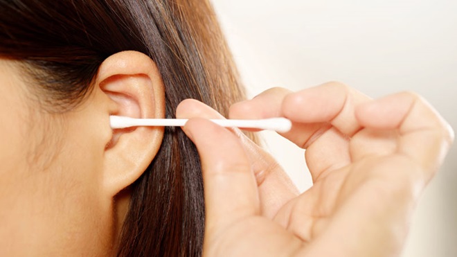 limpar ouvidos com cotonetes