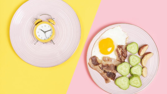 relógio despertador amarelo e prato com alimentos saudáveis