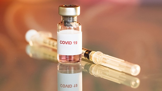 frasco com vacina contra a covid-19 e seringa