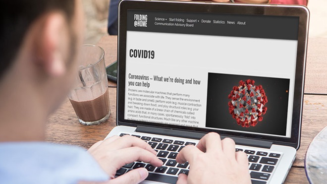 homem ao computador a investigar sobre covid-19