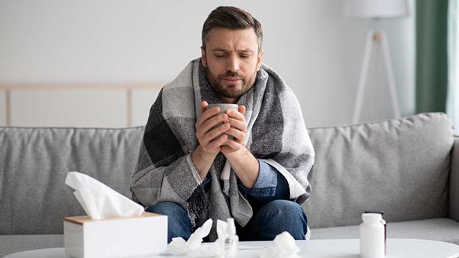 Homem com sintomas de gripe