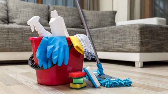 luvas e produtos de limpeza para a casa