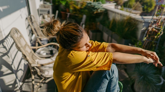 mulher a captar vitamina D naturalmente