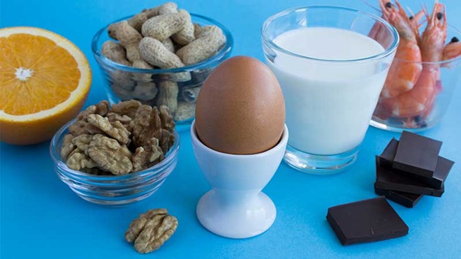Alimentos que podem causar alergia: ovo, leite, nozes, amendoins, chocolate, camarão e laranja