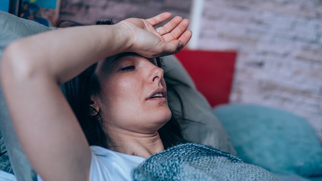 Mulher sentindo-se anémica, deitada 