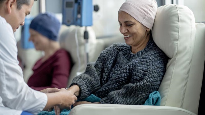 mulheres no hospital a fazer tratamentos para cancro 