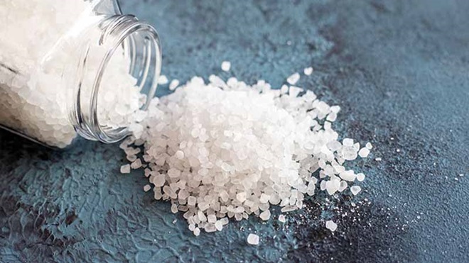 Sal marinho derramado sobre uma mesa azul