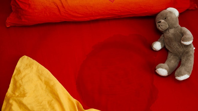 mancha de chichi na cama de uma criança