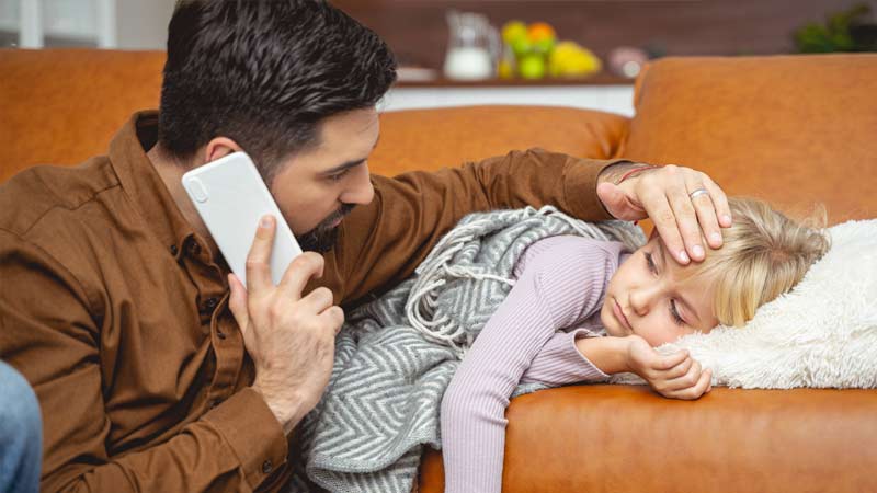 pai conforta filha doente