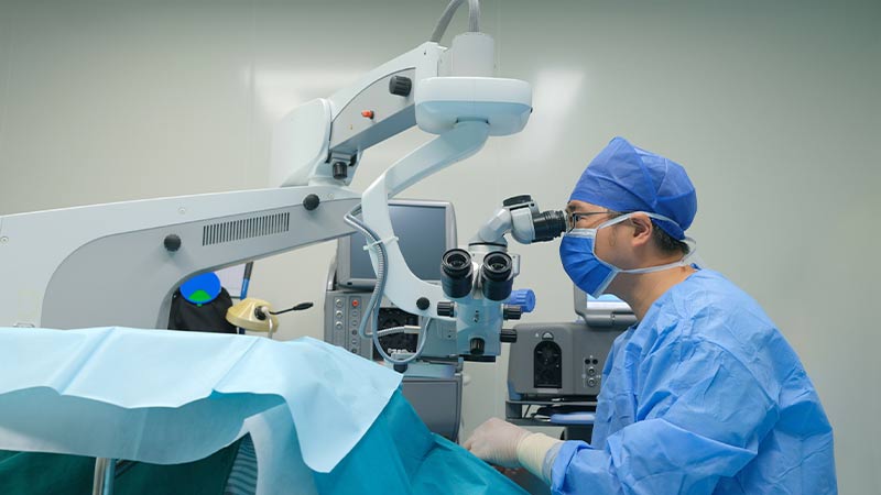 cirurgia às cataratas