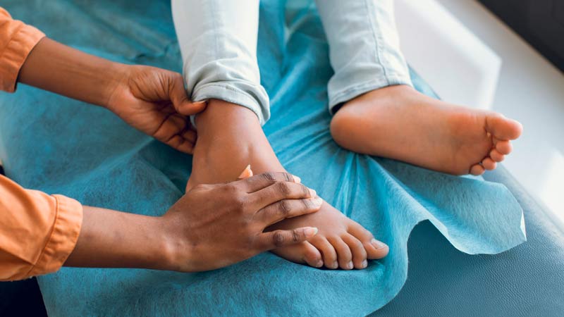 Pés de uma pessoa a ser examinado no médico