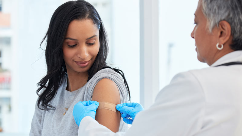 mulher a levar uma vacina 