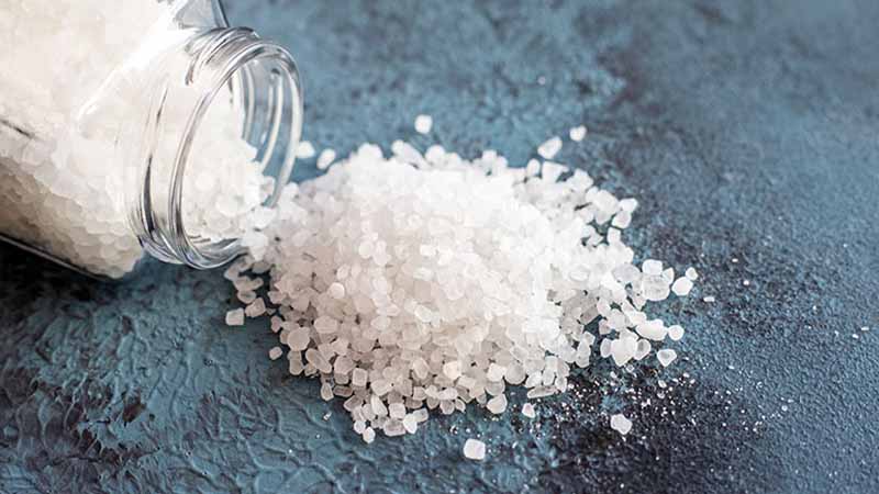 Sal marinho derramado sobre uma mesa azul