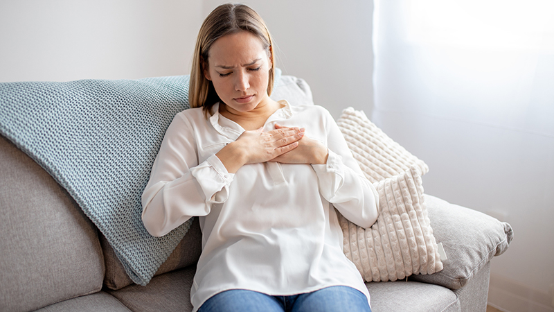 Mulher com sintomas de tromboembolismo