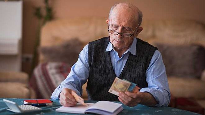 Idoso a contar dinheiro