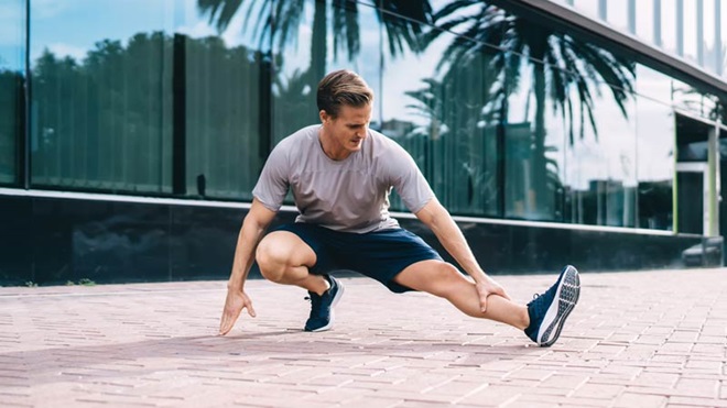 homem a fazer alongamentos