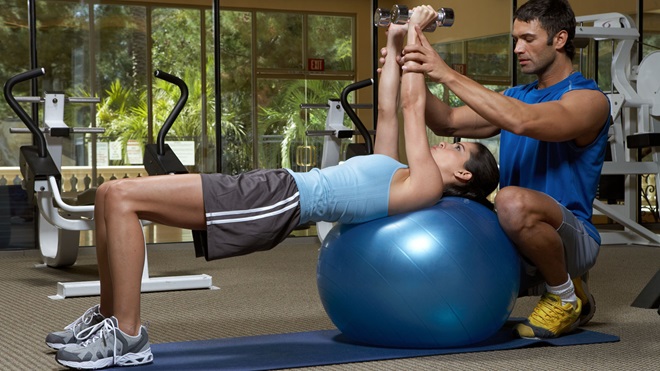 rapariga a usufruir dos benefícios de treinar com um personal trainer