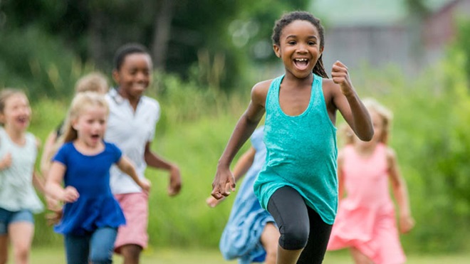 crianças a correr num jardim
