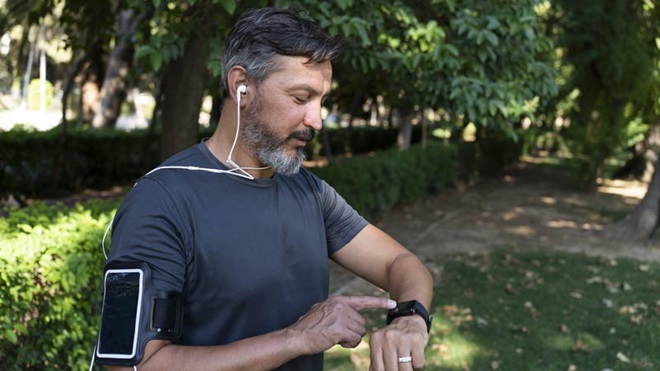 desportista a olhar para smartwatch 