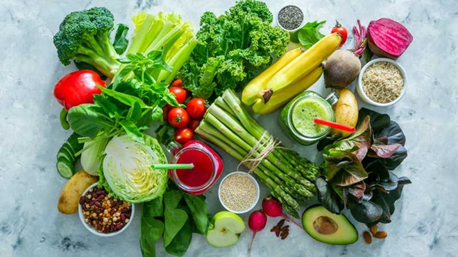 conjunto de hortofrutícolas numa bancada de cozinha