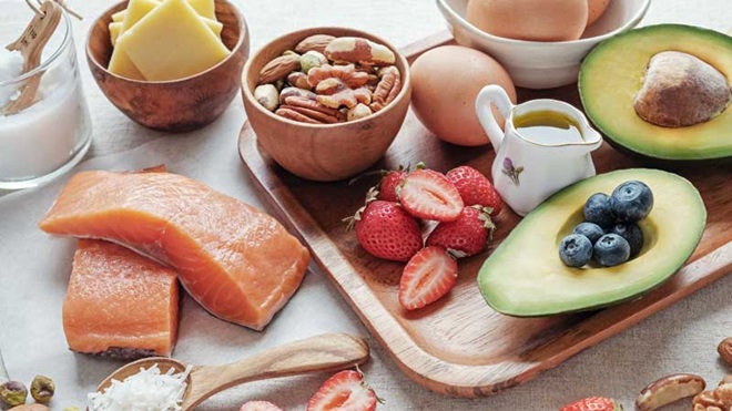 mesa com alimentos de uma dieta cetogénica