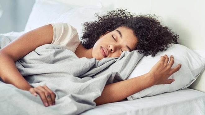 mulher a dormir na cama