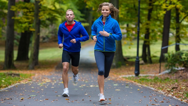 homem e mulher a fazer exercício no parque