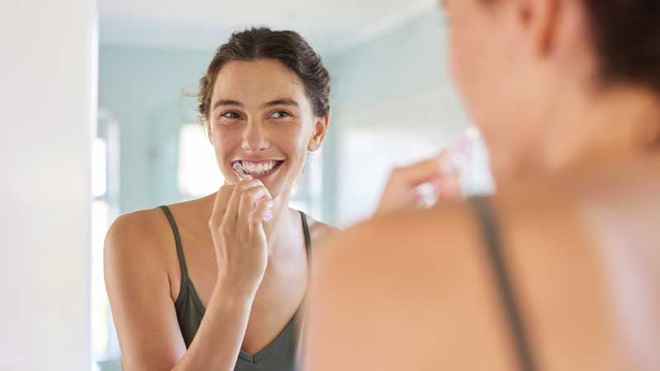 Rapariga a lavar os dentes