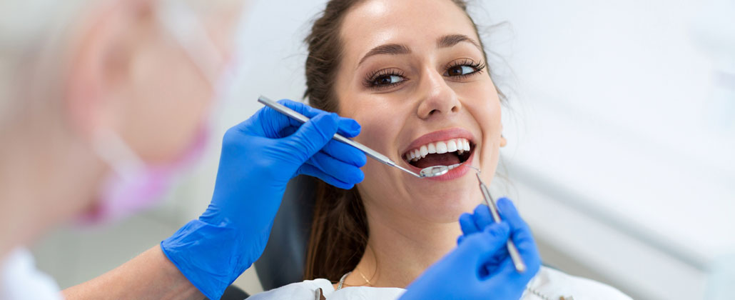 Mulher com um bonito sorriso, no dentista