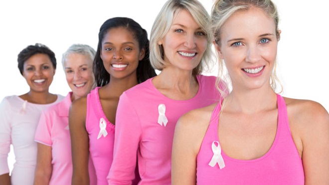 Mulheres com t-shirt de apoio contra o cancro da mama