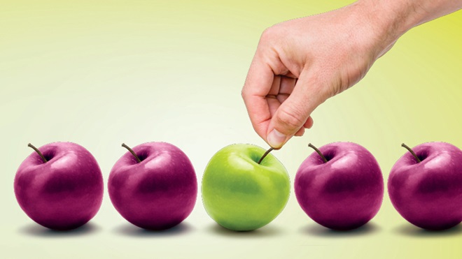 Cartaz da campanha saúde com seguro: uma mão a retirar uma maçã verde de um conjunto de quatro maçãs vermelhas