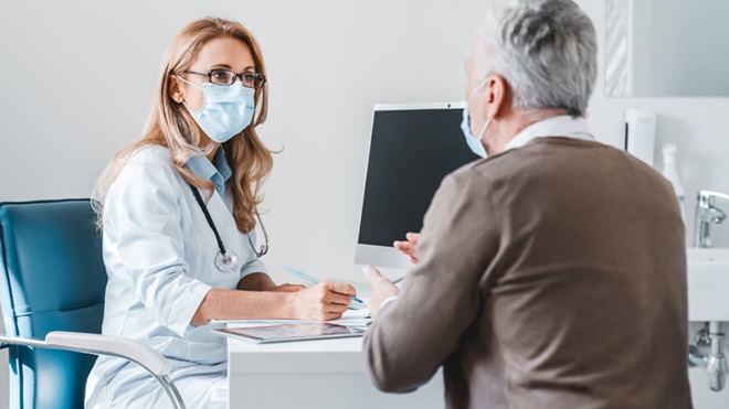 Paciente a conversar com uma médica