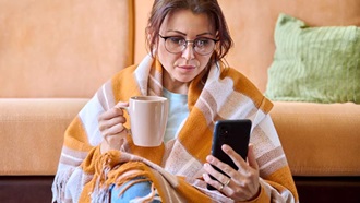 mulher doente a contactar a linha SNS 24