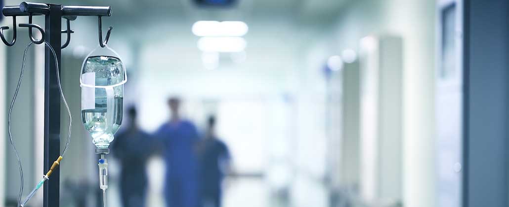 Frasco de soro no corredor de um hospital