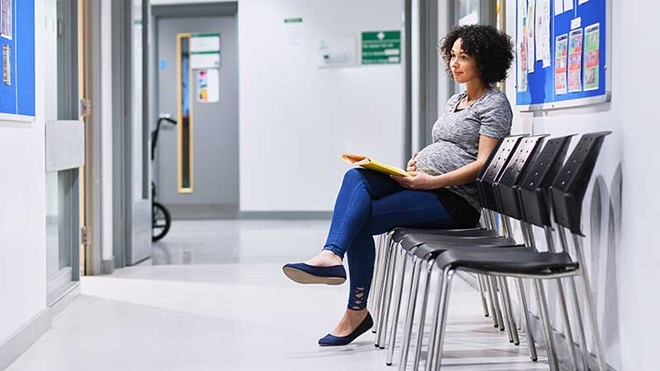 Grávida à espera no hospital