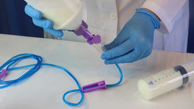 Enfermeiro a colocar a alimentação na sonda