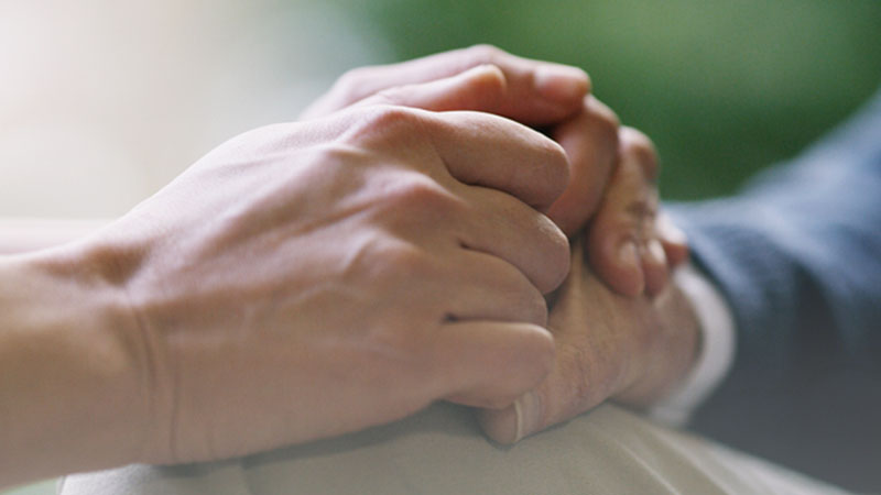 As mãos de duas pessoas juntas